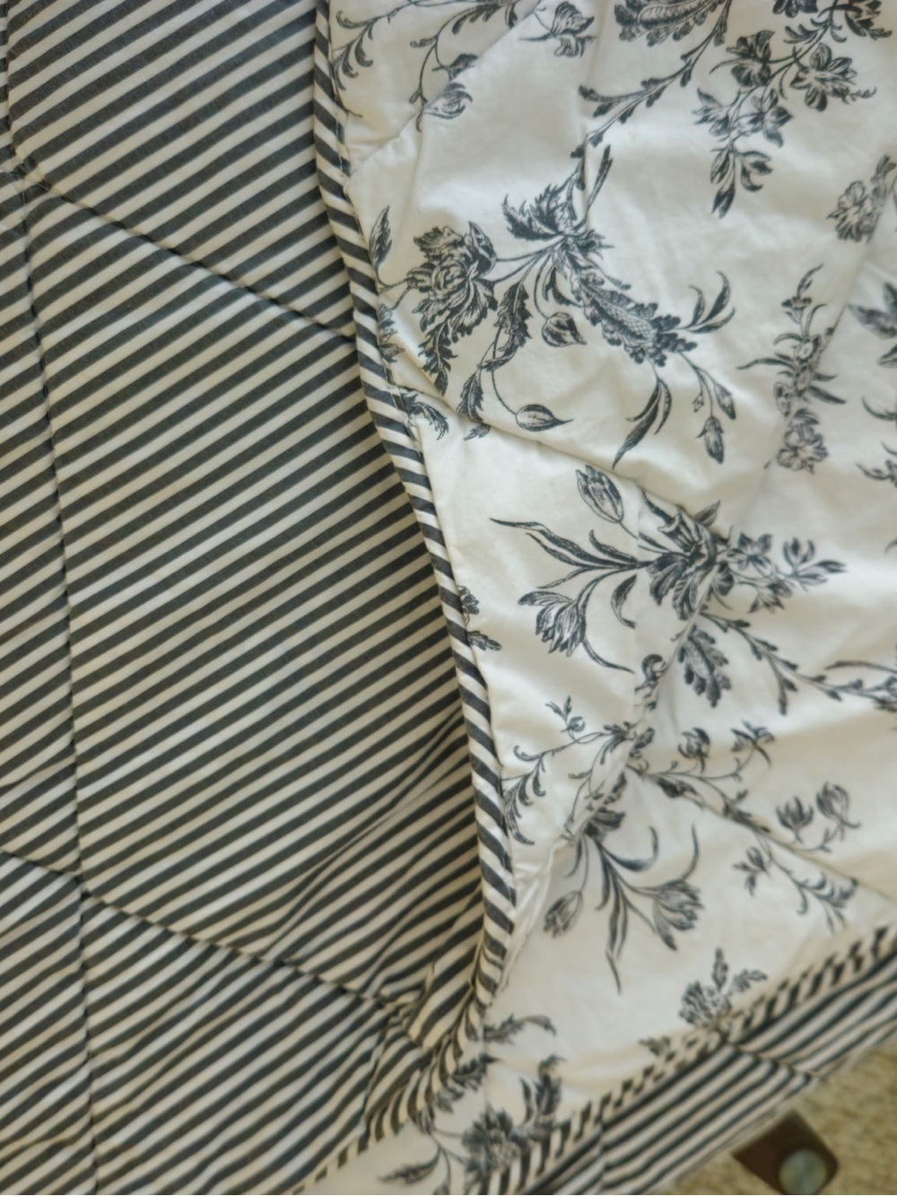 Ikea Kitskal queen cotton reversible comforter with 2 shams.